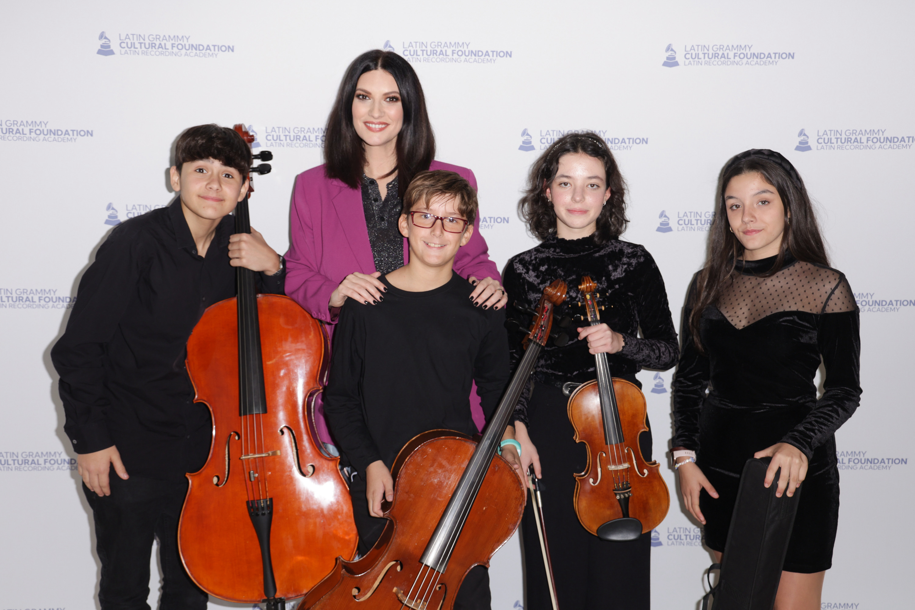 Laura Pausini se une al Programa Latin GRAMMY en las Escuelas ™ con el Conservatorio Profesional de Música Francisco Guerrero en Sevilla