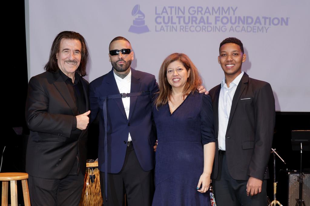 La Fundación Cultural Latin GRAMMY® otorga la Beca Nicky Jam al pianista Leomar Cordero